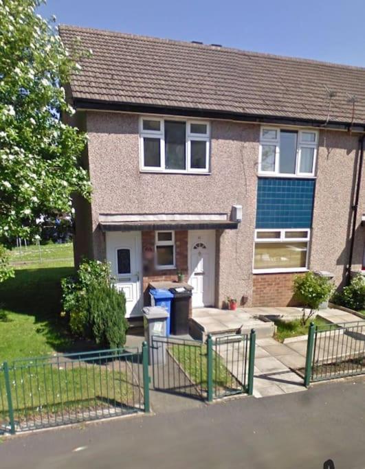 Maisonette With Patio 1 Double Bed Urmston Exterior photo