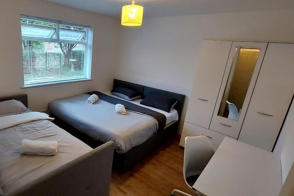 Maisonette With Patio 1 Double Bed Urmston Exterior photo