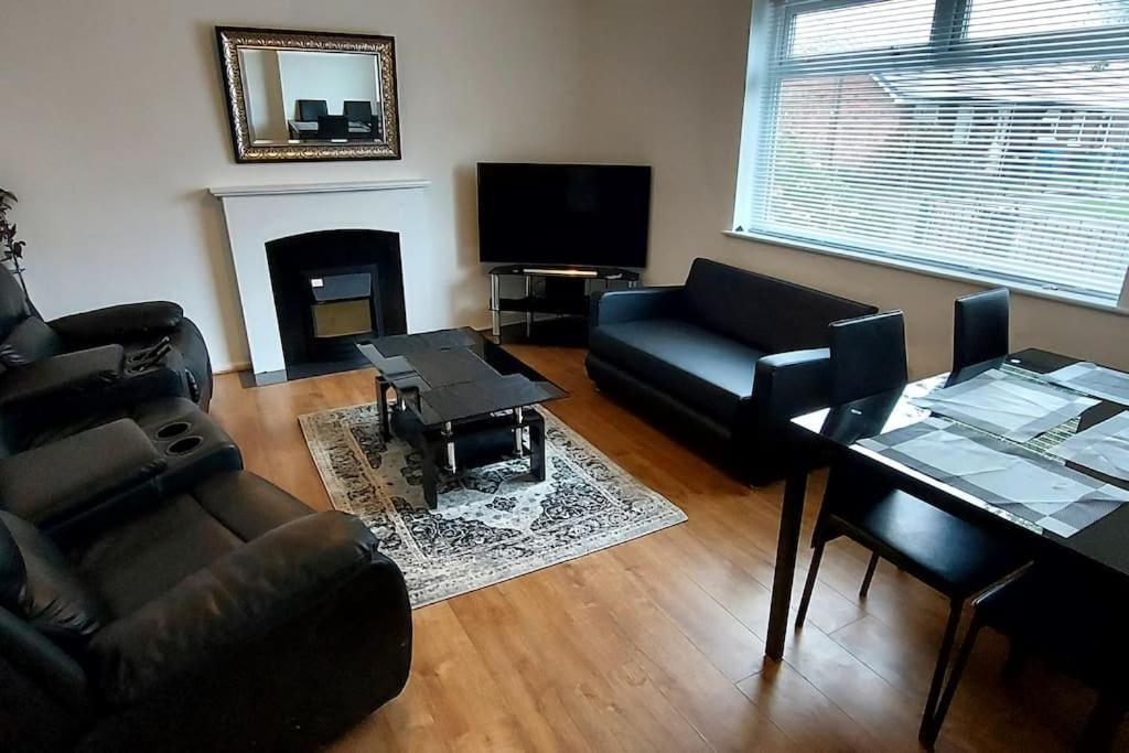 Maisonette With Patio 1 Double Bed Urmston Exterior photo