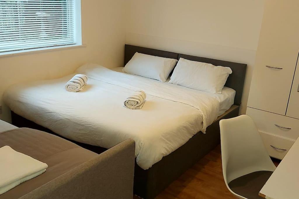 Maisonette With Patio 1 Double Bed Urmston Exterior photo