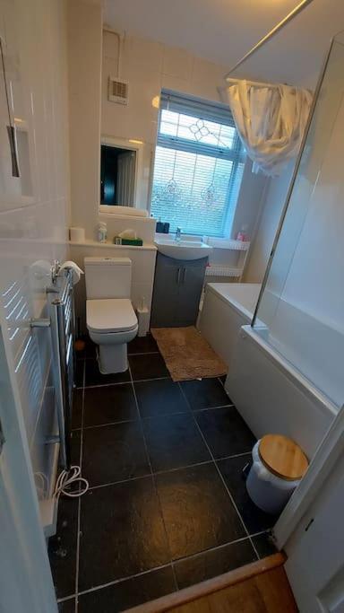 Maisonette With Patio 1 Double Bed Urmston Exterior photo