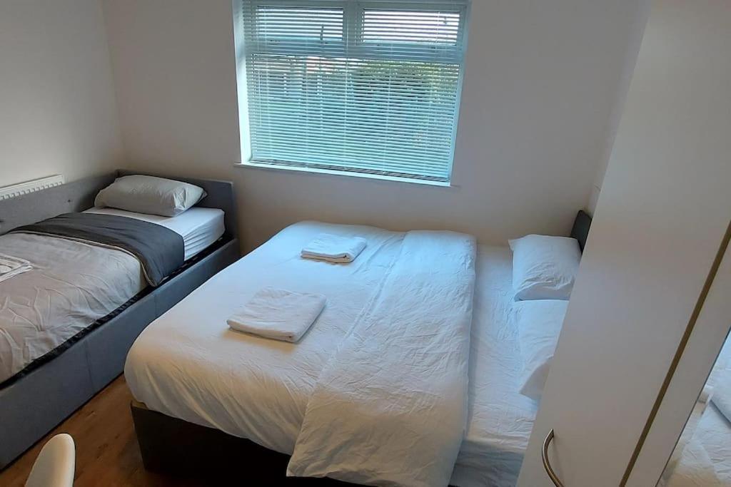 Maisonette With Patio 1 Double Bed Urmston Exterior photo